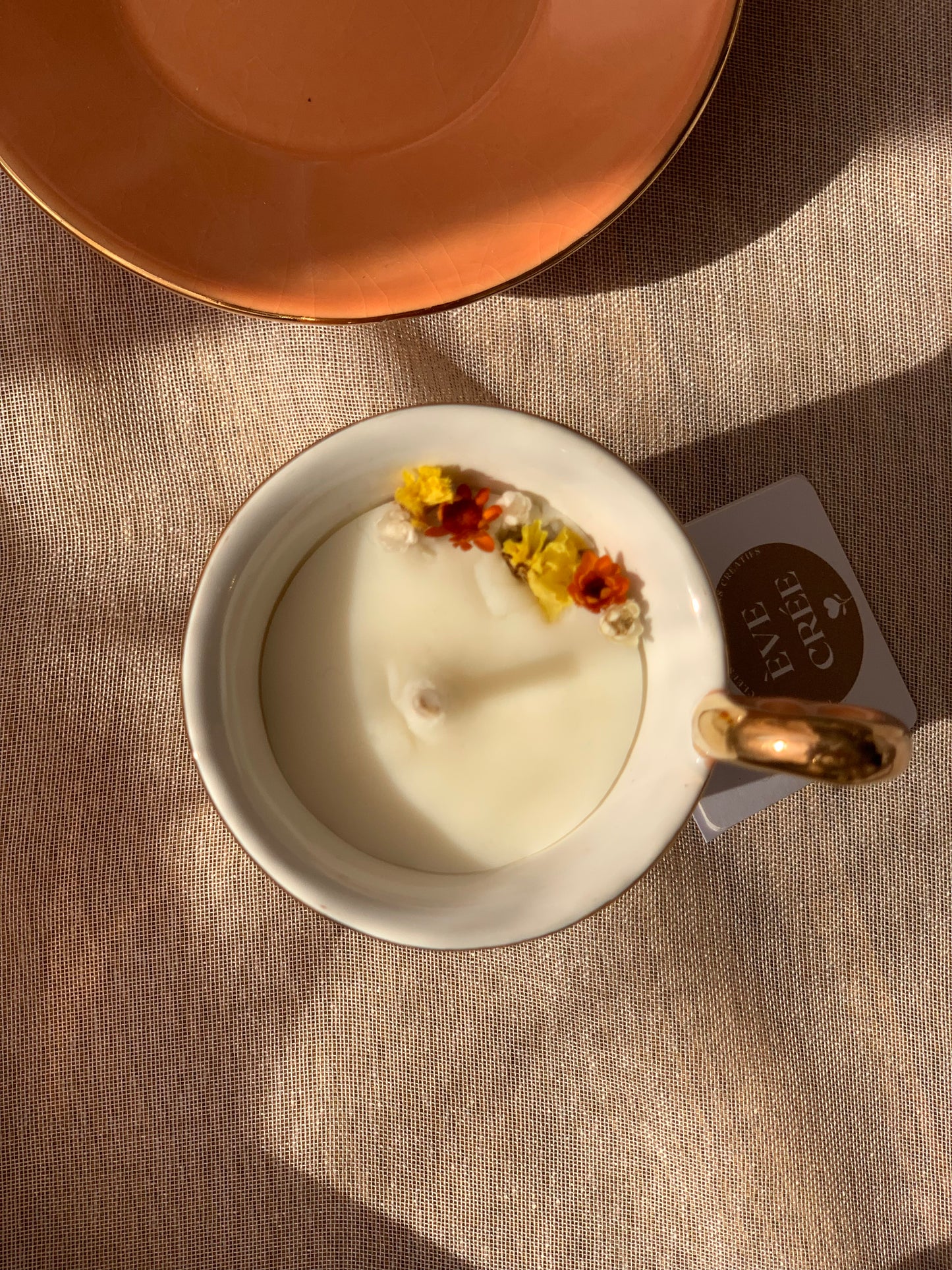 Tasse orange et dorée - Parfum Fleurs blanches